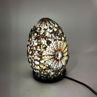 Alt-Tag: Bali Chocolate Twist Seashell Lamp – 15 CM Oval, ovale Muschel-Tischlampe mit Chocolate Twist Mosaikmuster auf schwarzem Sockel