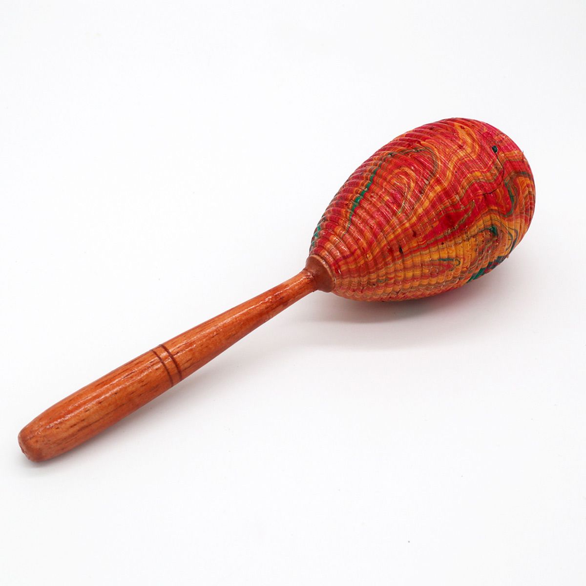 Alt Tag: Bali Handmade Rattan Maraca – Single 21 CM, maraca artesanal de ratán con mango de madera y diseño multicolor sobre fondo blanco