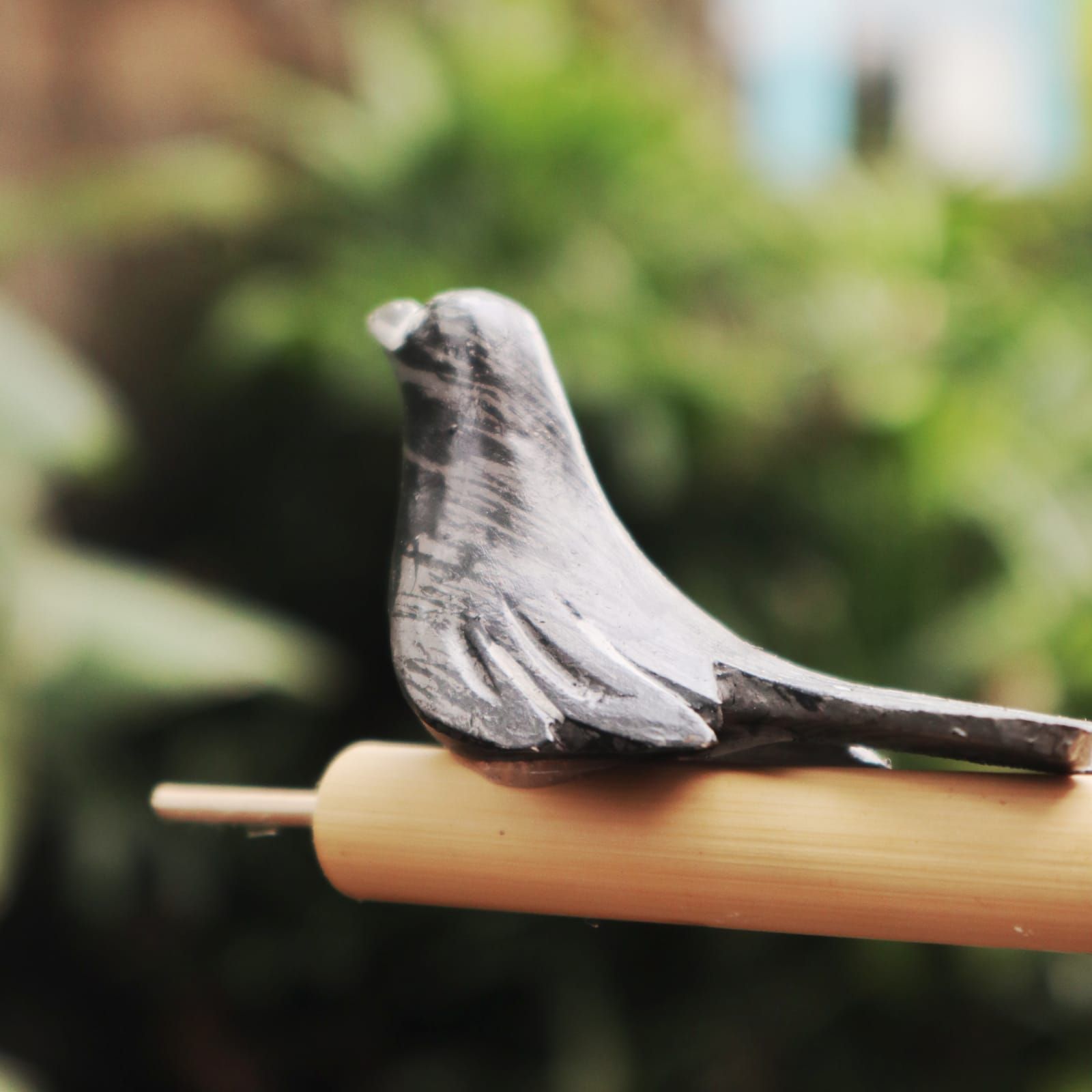 Alt Tag: Bamboo Bird Whistle – 13x5x1 CM de bambú natural con figura de pájaro, silbato portátil para actividades al aire libre