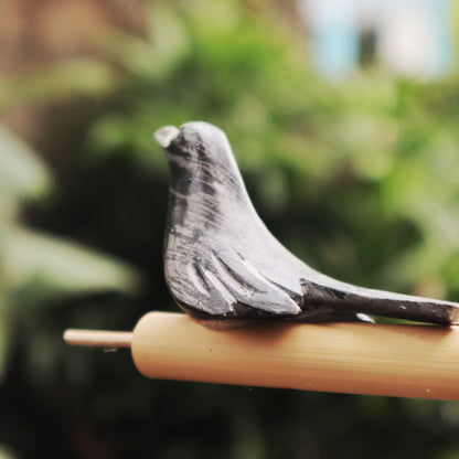 Alt Tag: Bamboo Bird Whistle – 13x5x1 CM de bambú natural con figura de pájaro, silbato portátil para actividades al aire libre
