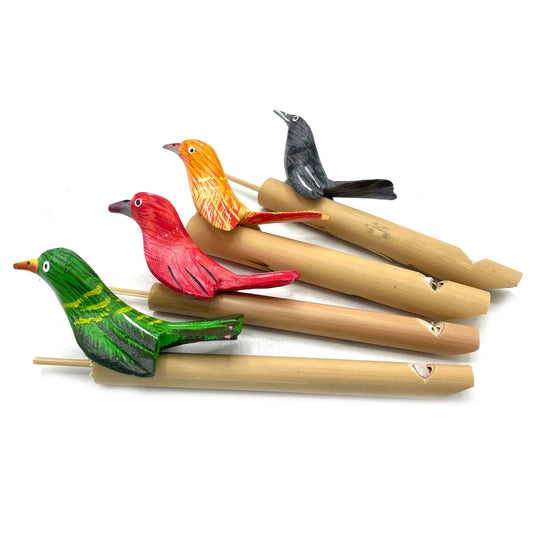 Alt Tag: Bamboo Bird Whistle – 13x5x1 CM de bambú natural con pájaros de colores, silbato portátil para exteriores