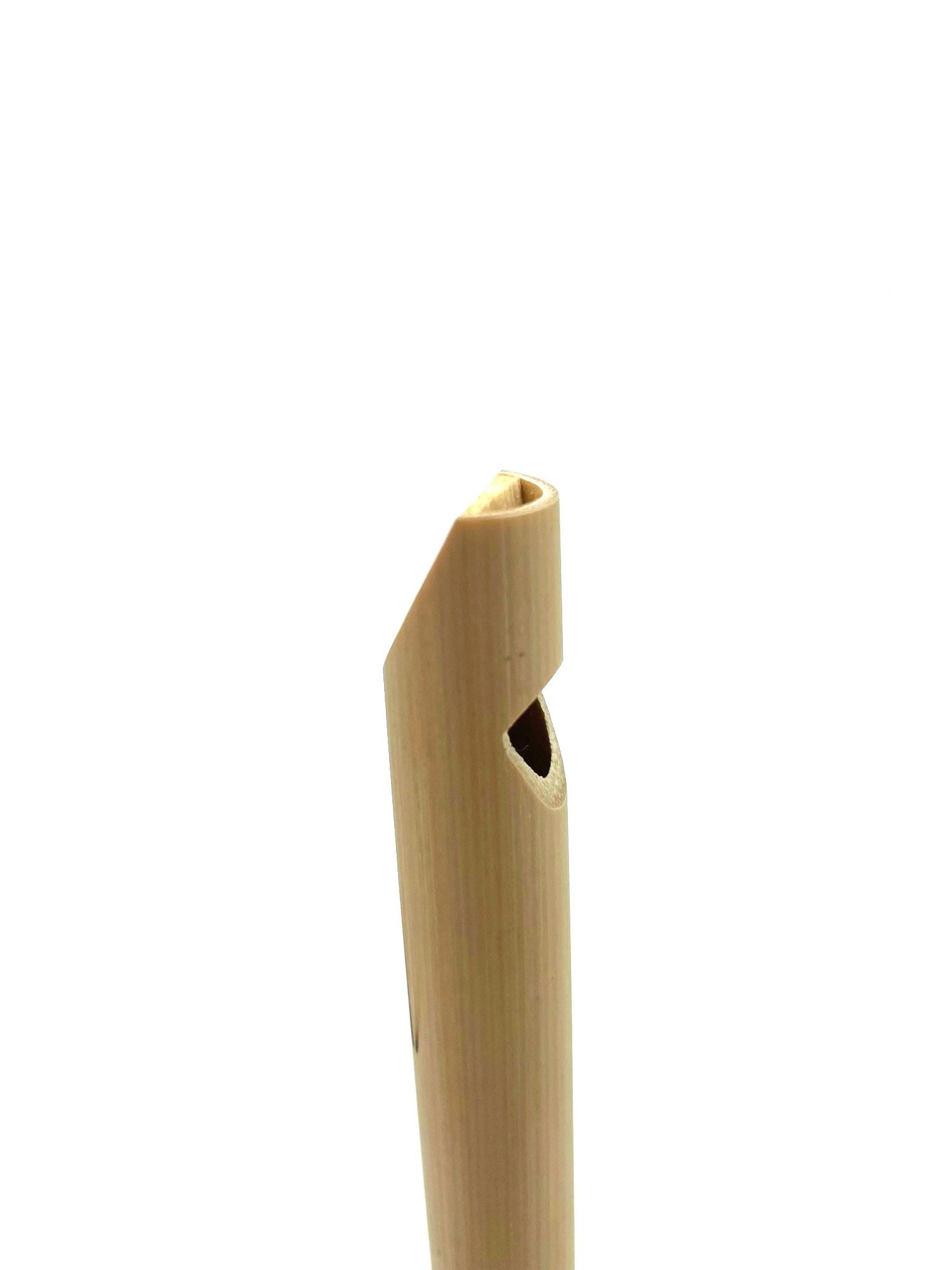 Bamboo Bird Whistle – 15.5x1.5 CM de bambú sostenible, silbato compacto para imitar cantos de aves, vista cercana