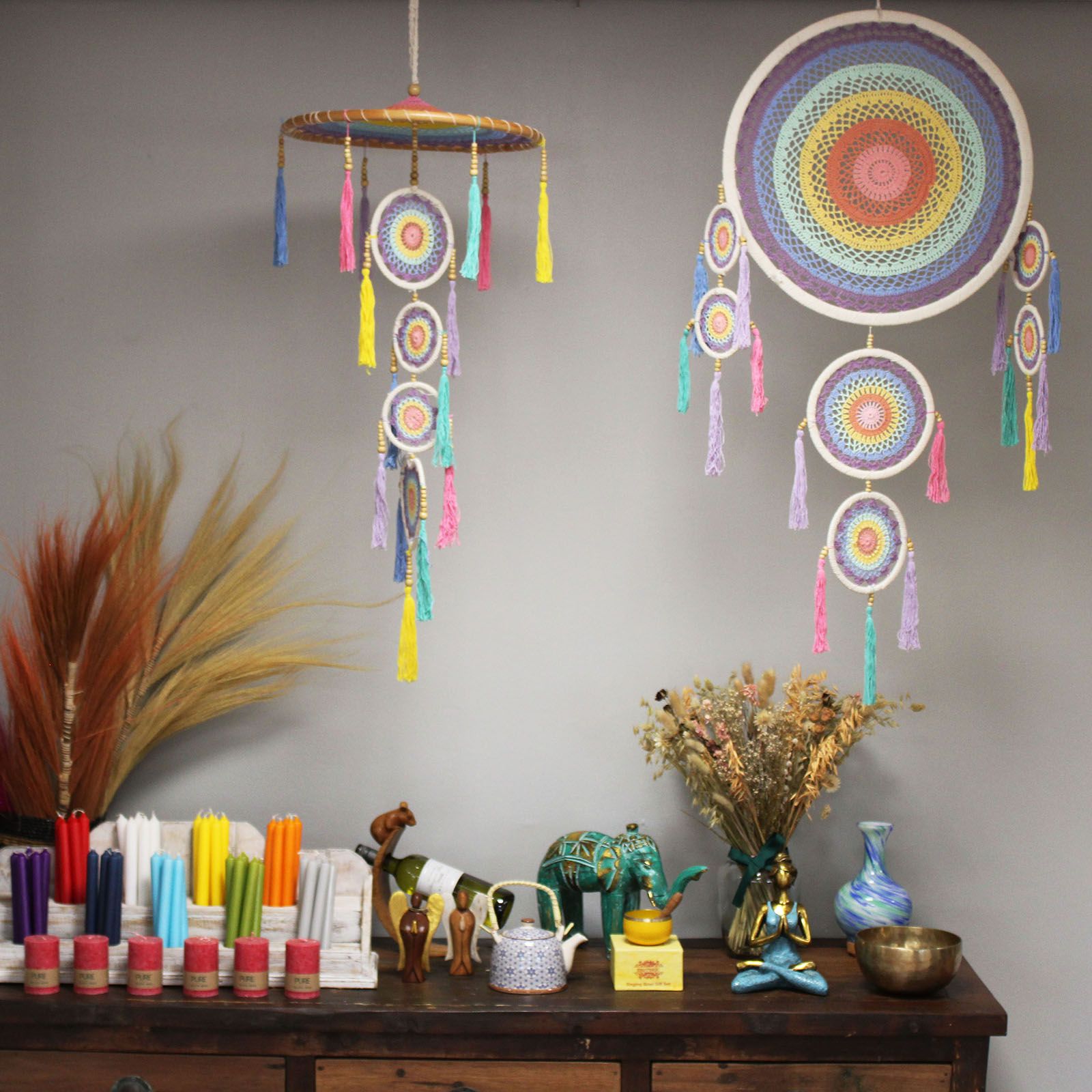 Alt Tag: Bamboo & Cotton Dreamcatcher – 55CM Pastel Rainbow colgante artesanal de bambú y algodón, diseño arcoíris pastel con borlas
