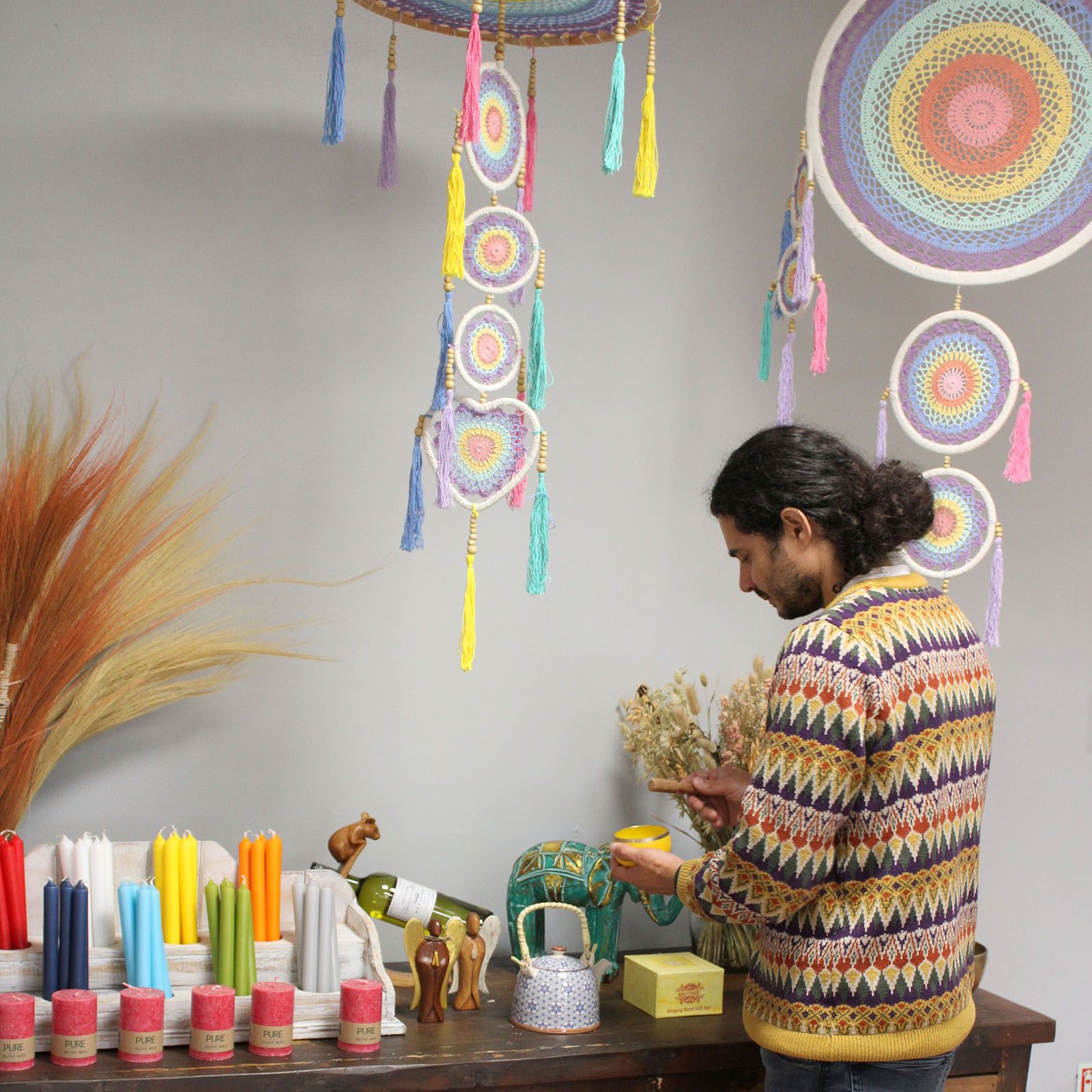 Bamboo & Cotton Dreamcatcher – 55CM Pastel Rainbow colgante artesanal con aros multicolor y borlas decorando pared interior