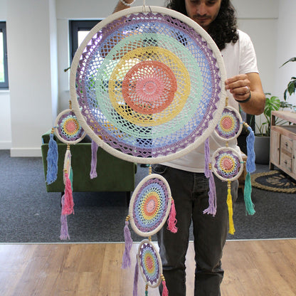 Bamboo & Cotton Dreamcatcher – 55CM Pastel Rainbow, atrapasueños artesanal grande con aro tejido arcoíris pastel y borlas colgantes