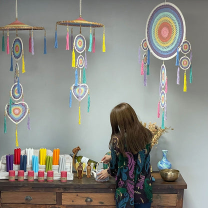 Alt Tag: Bamboo & Cotton Dreamcatcher – 55CM Pastel Rainbow colgante de pared artesanal con bambú y algodón, diseño arcoíris pastel con borlas
