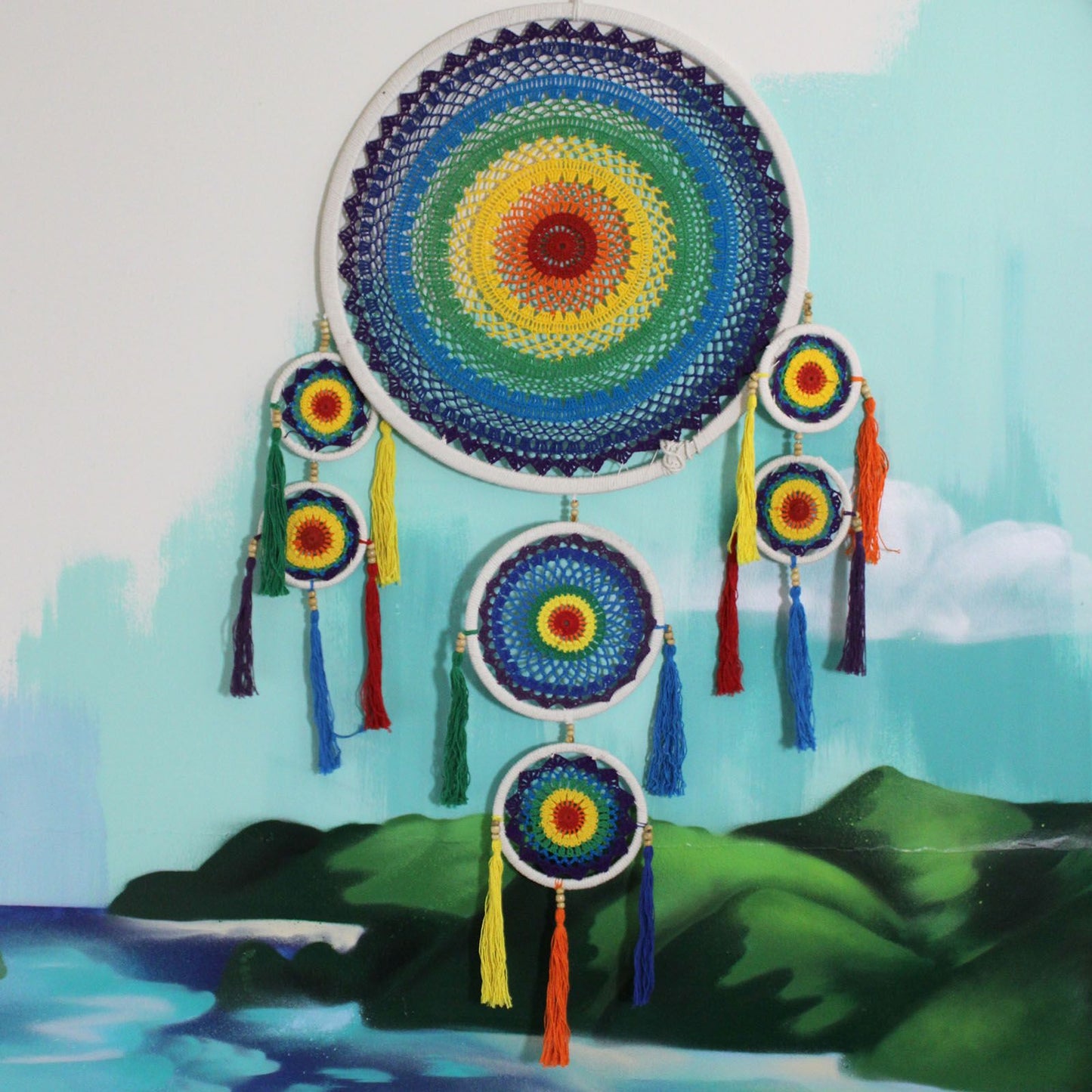 Alt Tag: Bamboo & Cotton Rainbow Dreamcatcher – 125CM, dreamcatcher arcoíris tejido a mano con aro de bambú y borlas de algodón