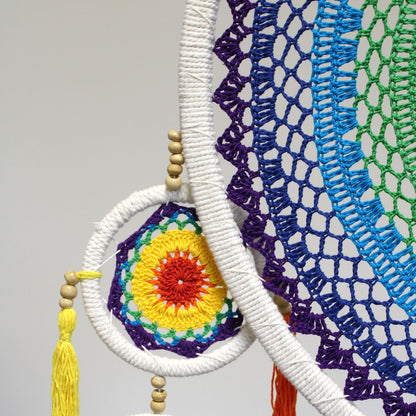 Alt Tag: Bamboo & Cotton Rainbow Dreamcatcher – 125CM en primer plano, aro blanco de bambú y red tejida arcoíris con borlas y cuentas