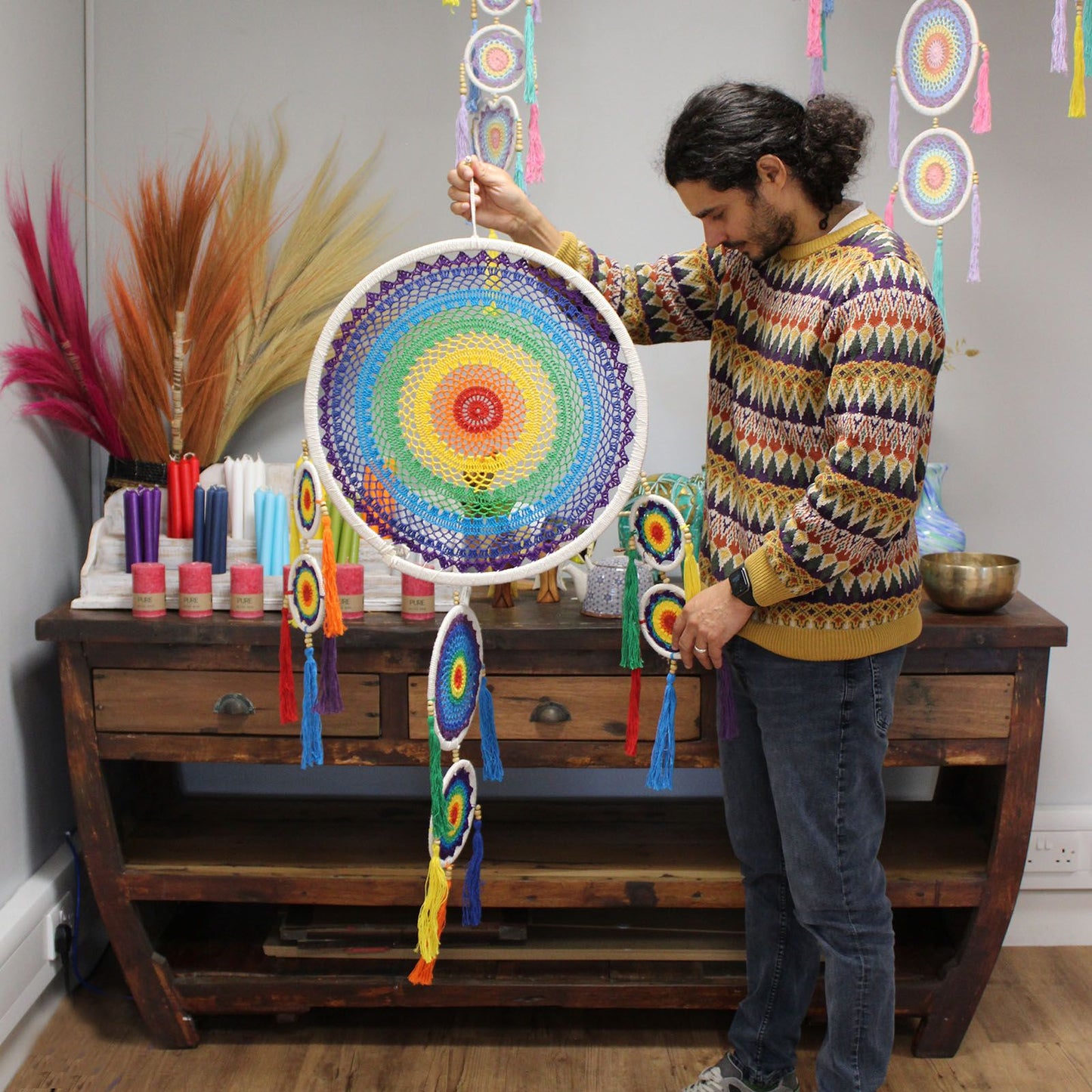 Bamboo & Cotton Rainbow Dreamcatcher – 125CM colgante arcoíris grande de bambú y algodón, hecho a mano con flecos de colores