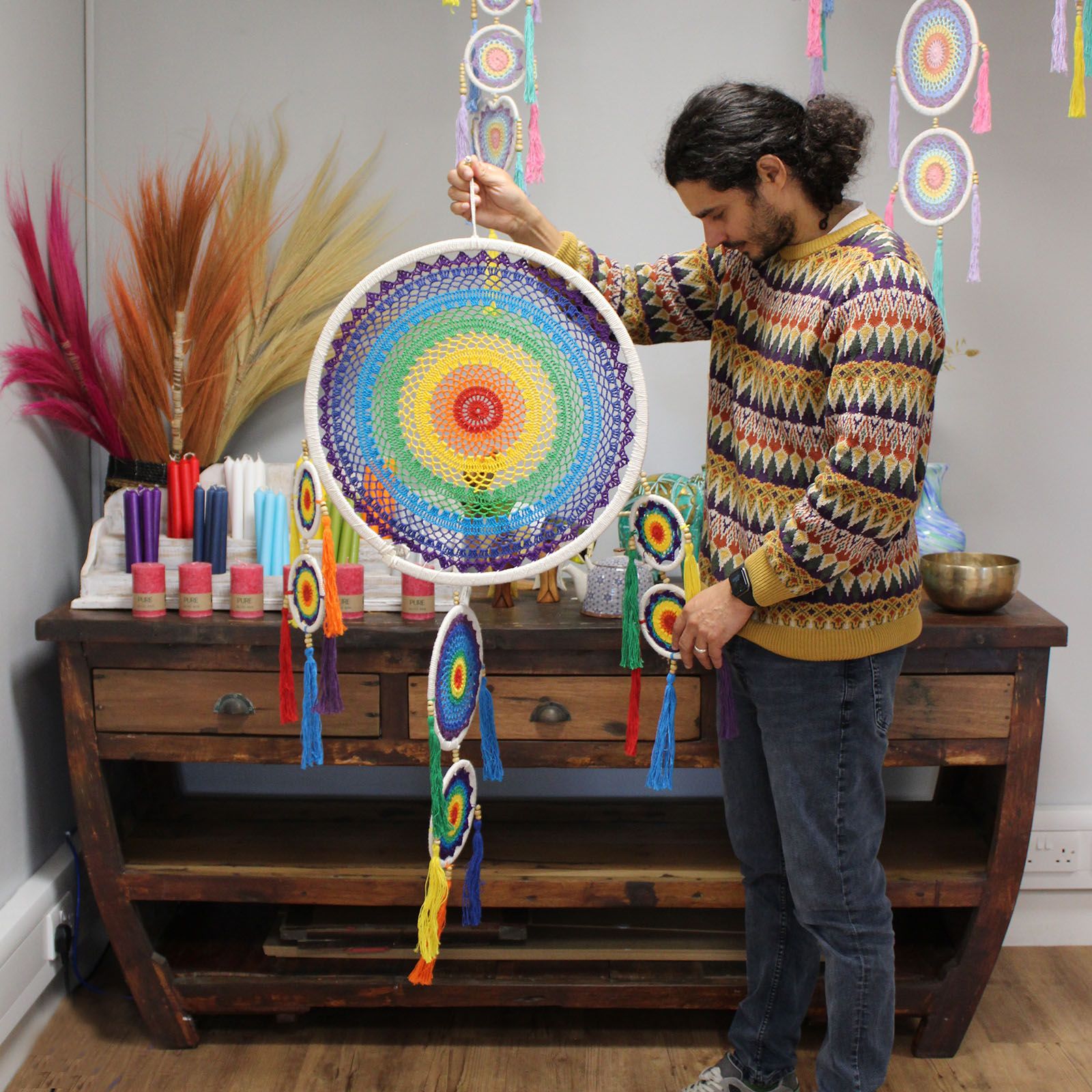 Bamboo & Cotton Rainbow Dreamcatcher – 125CM colgante arcoíris grande de bambú y algodón, hecho a mano con flecos de colores