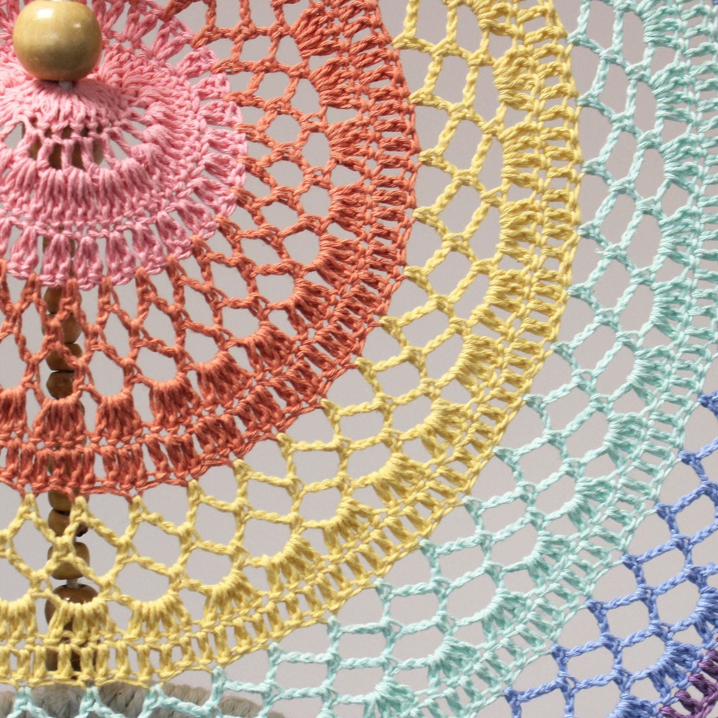Bamboo & Cotton Rainbow Dreamcatcher – 140 CM detalle de tejido artesanal con anillos pastel y cuentas de madera