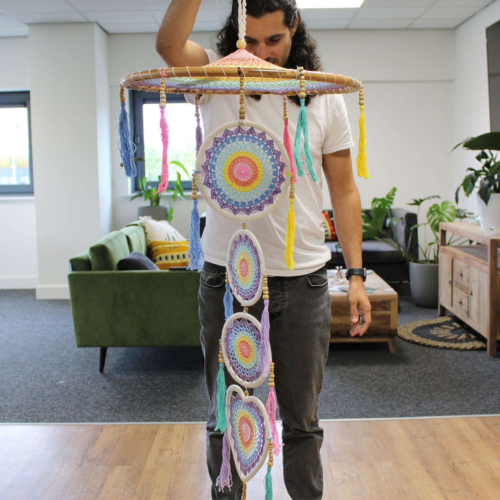 Bamboo & Cotton Rainbow Dreamcatcher – 140 CM colgante artesanal con anillo de bambú y discos multicolor, tamaño grande