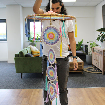 Bamboo & Cotton Rainbow Dreamcatcher – 140 CM colgante artesanal con anillo de bambú y discos multicolor, tamaño grande