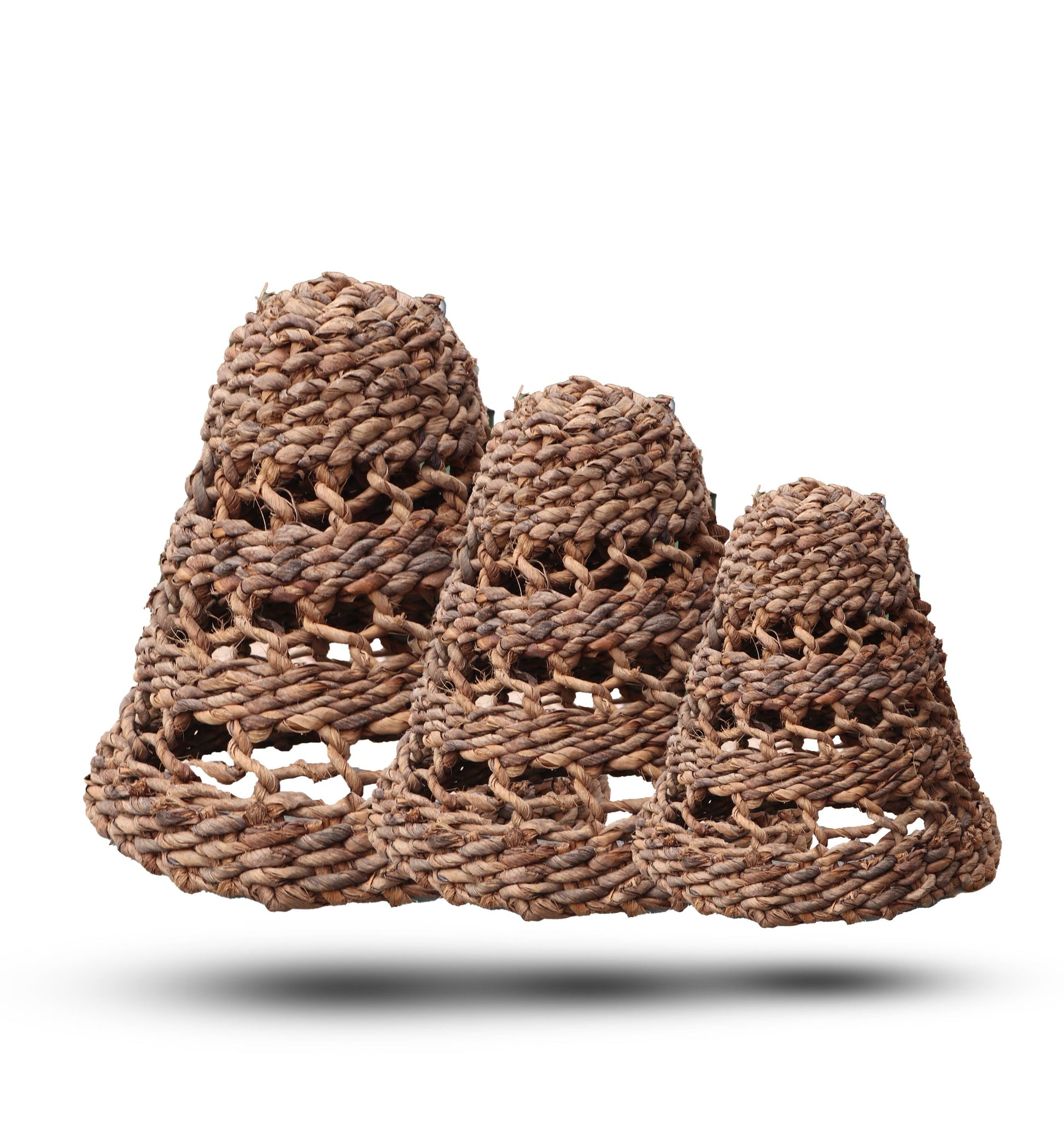 Alt-tag: Lampskärmar i bananblad – set om 3, handflätade lampskärmar i naturligt bananblad för bords- eller pendellampor, 35x35x40 cm