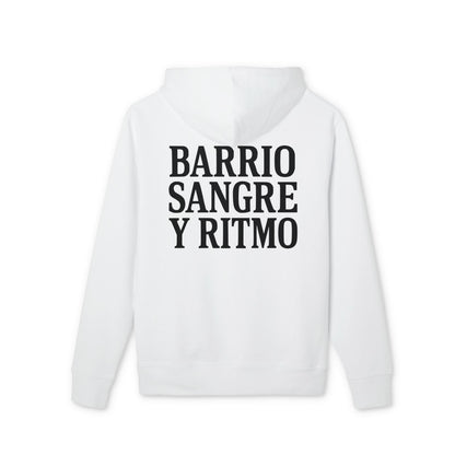 Alt Tag: Barrio Sangre Ritmo Drix Collection Sudadera con capucha Sustainable Unisex blanca de algodón orgánico con capucha y texto "Barrio Sangre y Ritmo"