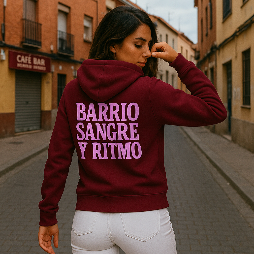 Barrio Sangre Ritmo Colección Drix Sudadera con capucha Unisex sostenible en burdeos, vista trasera con capucha y texto "BARRIO SANGRE Y RITMO"