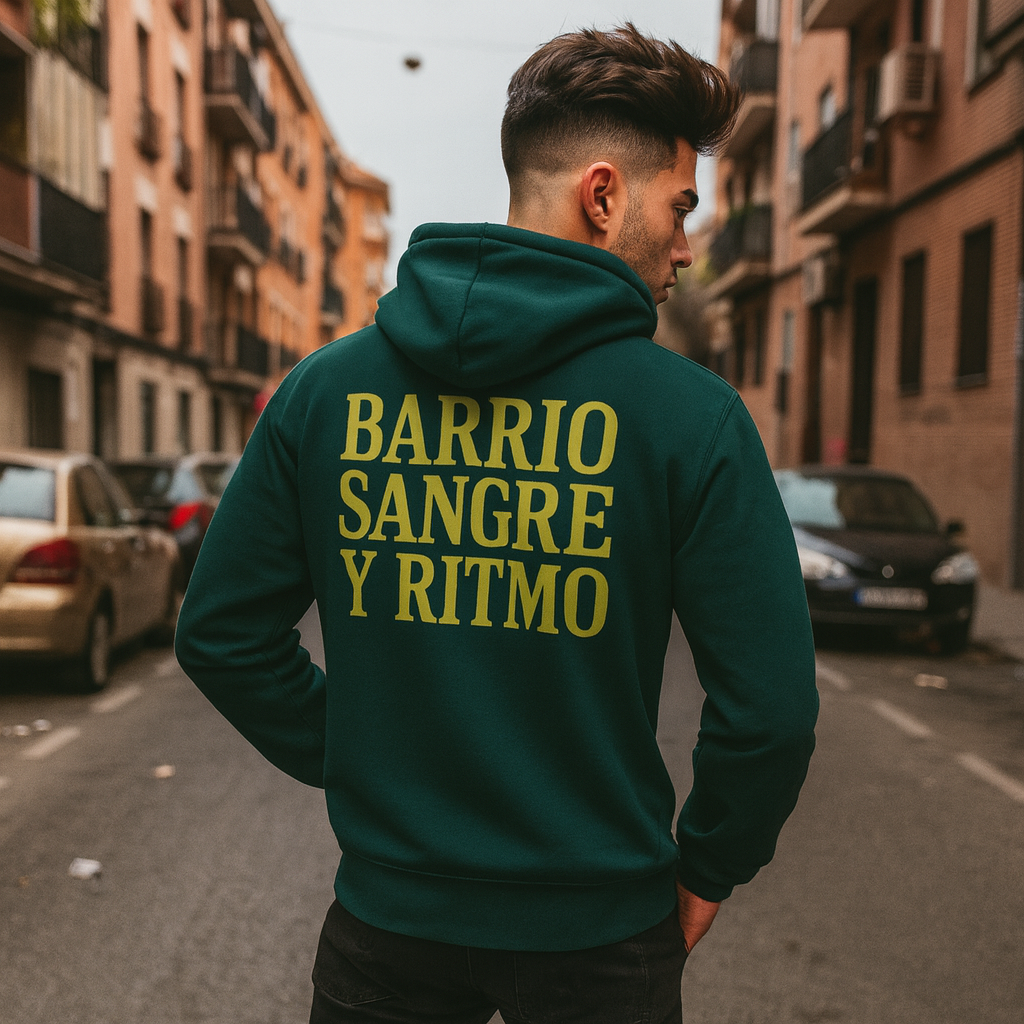Alt Tag: Hoodie Sustainable Unisex verde orgánico de la colección Drix con el texto "Barrio Sangre y Ritmo" en la espalda
