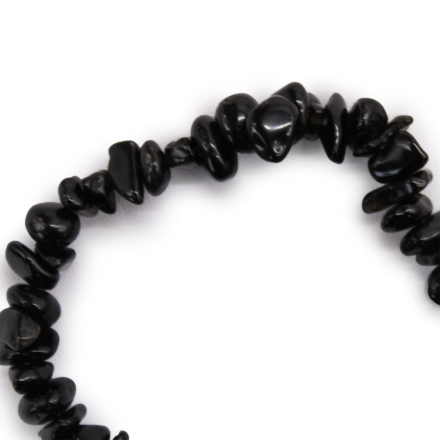Svart agat chipstone-armband med polerade chips av svart agat på elastiskt band, närbild av den handgjorda designdetaljen