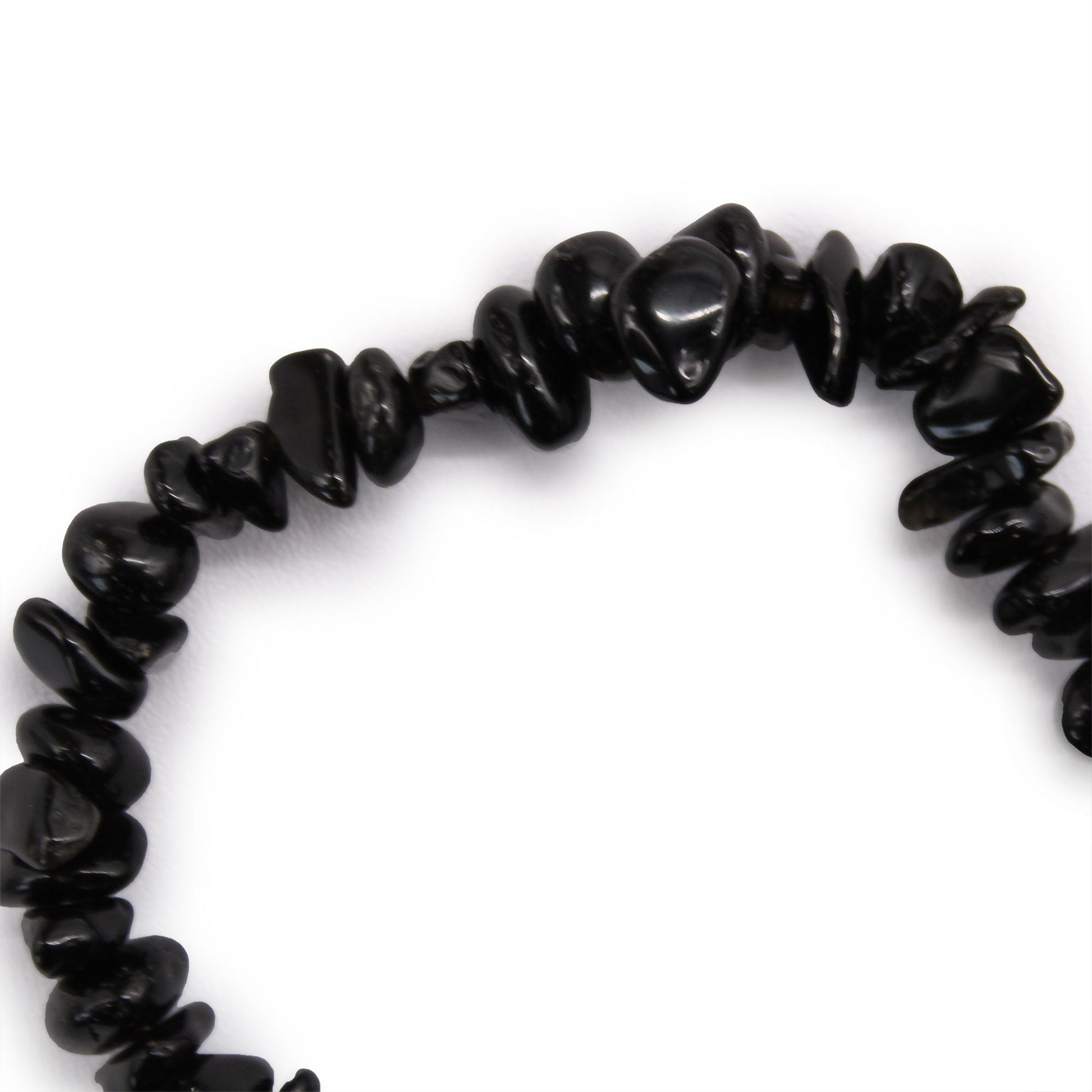 Svart agat chipstone-armband med polerade chips av svart agat på elastiskt band, närbild av den handgjorda designdetaljen