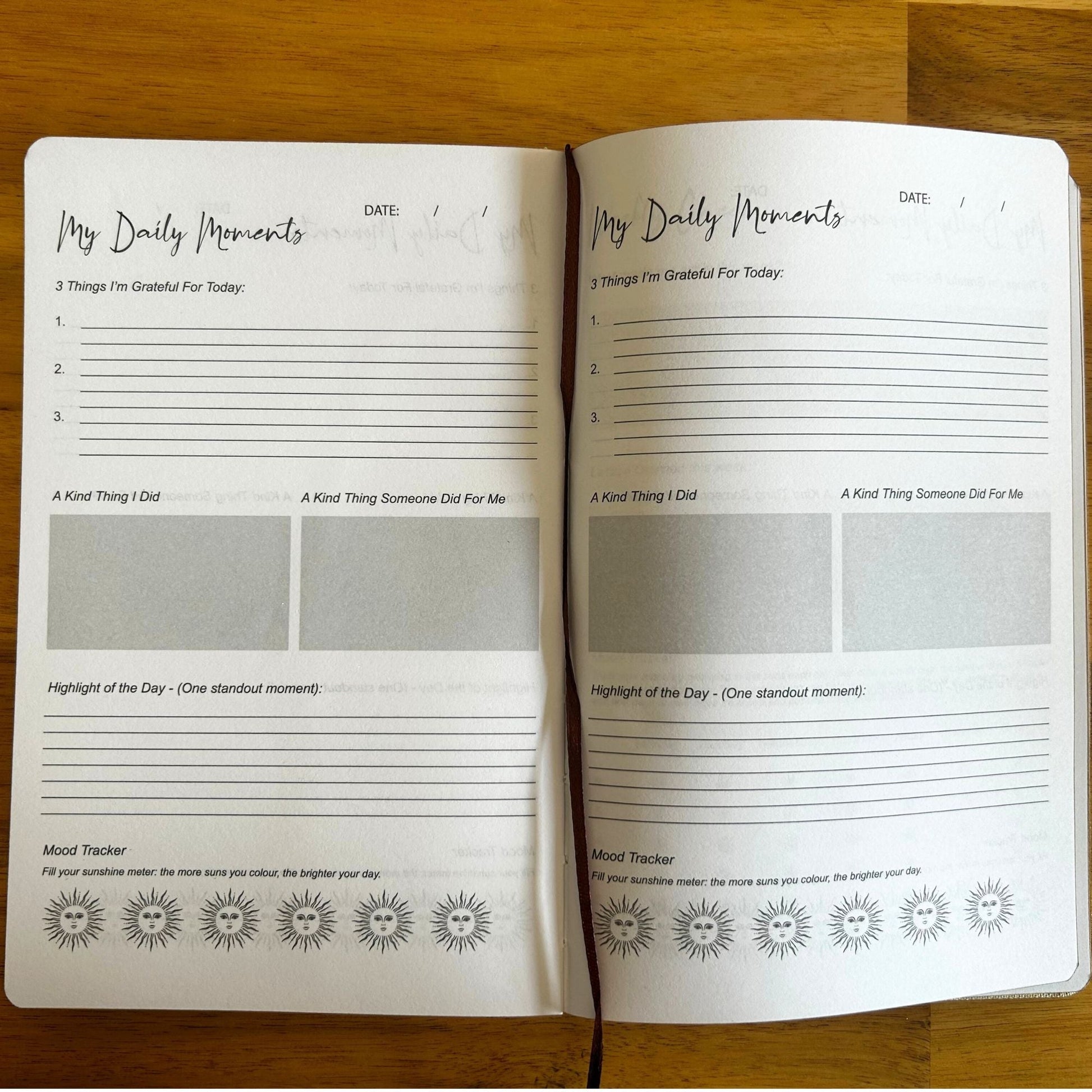 Alt Tag: Páginas abiertas del Diario de Gratitud Negro con Silver Lining – 120 páginas I am Thankful For que muestran sugerencias de momentos diarios y un registro de estado de ánimo