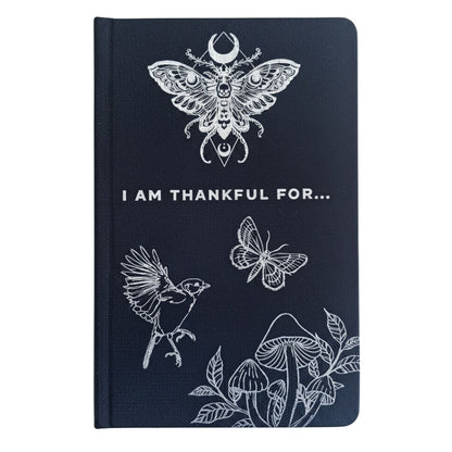 Alt Tag: Diario de gratitud negro con Silver Lining – 120 páginas de "I am Thankful For", tapa negra con arte plateado de polilla, pájaro, mariposa y hongos