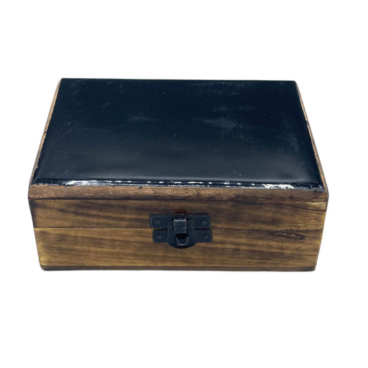 Alt Tag: Svart box i mangoträ – keramiskt glaserad 15x10x6 CM, handgjord förvaringsbox i trä med svart keramiskt glaserat lock och metallås
