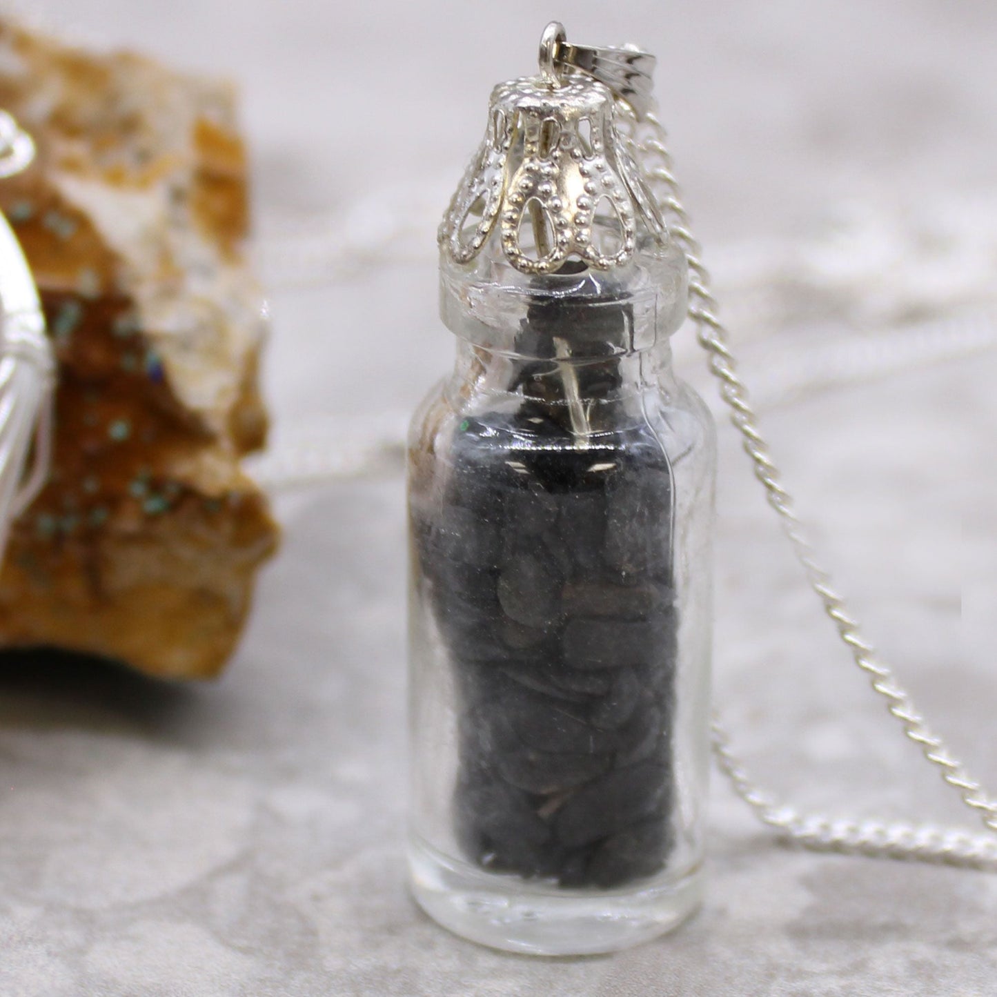 Halskette mit schwarzem Onyx-Edelstein – Silber-Charme, Glasfläschchen-Anhänger mit schwarzen Onyx-Steinen und silberplattierter Kappe an einer Kette