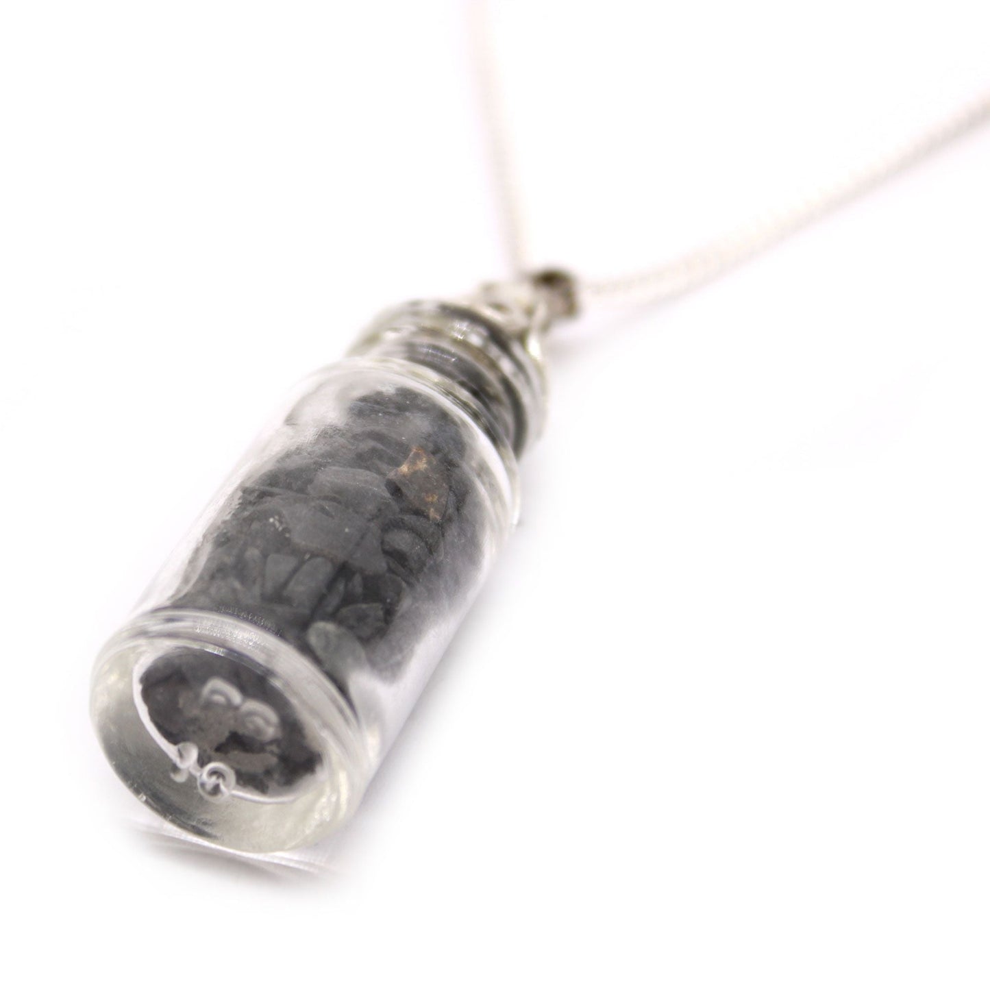 Alt-Tag: Halskette mit schwarzem Onyx-Edelstein – Silberanhänger mit schwarzen Onyx-Steinen in einem Glasfläschchen-Anhänger an einer versilberten Kette