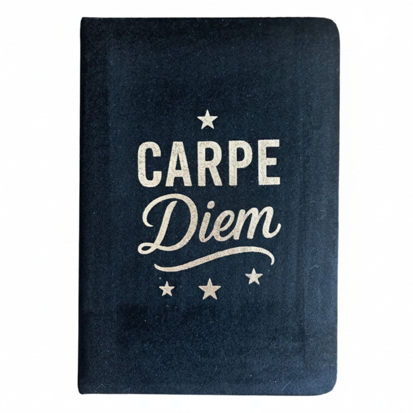 Alt Tag: Black Velvet Notebook – 80 Pages Carpe Diem con cubierta de terciopelo negro y texto “Carpe Diem” en blanco