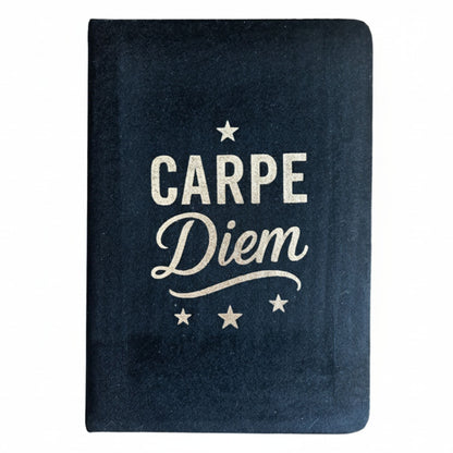 Alt Tag: Black Velvet Notebook – 80 Pages Carpe Diem con cubierta de terciopelo negro y texto “Carpe Diem” en blanco