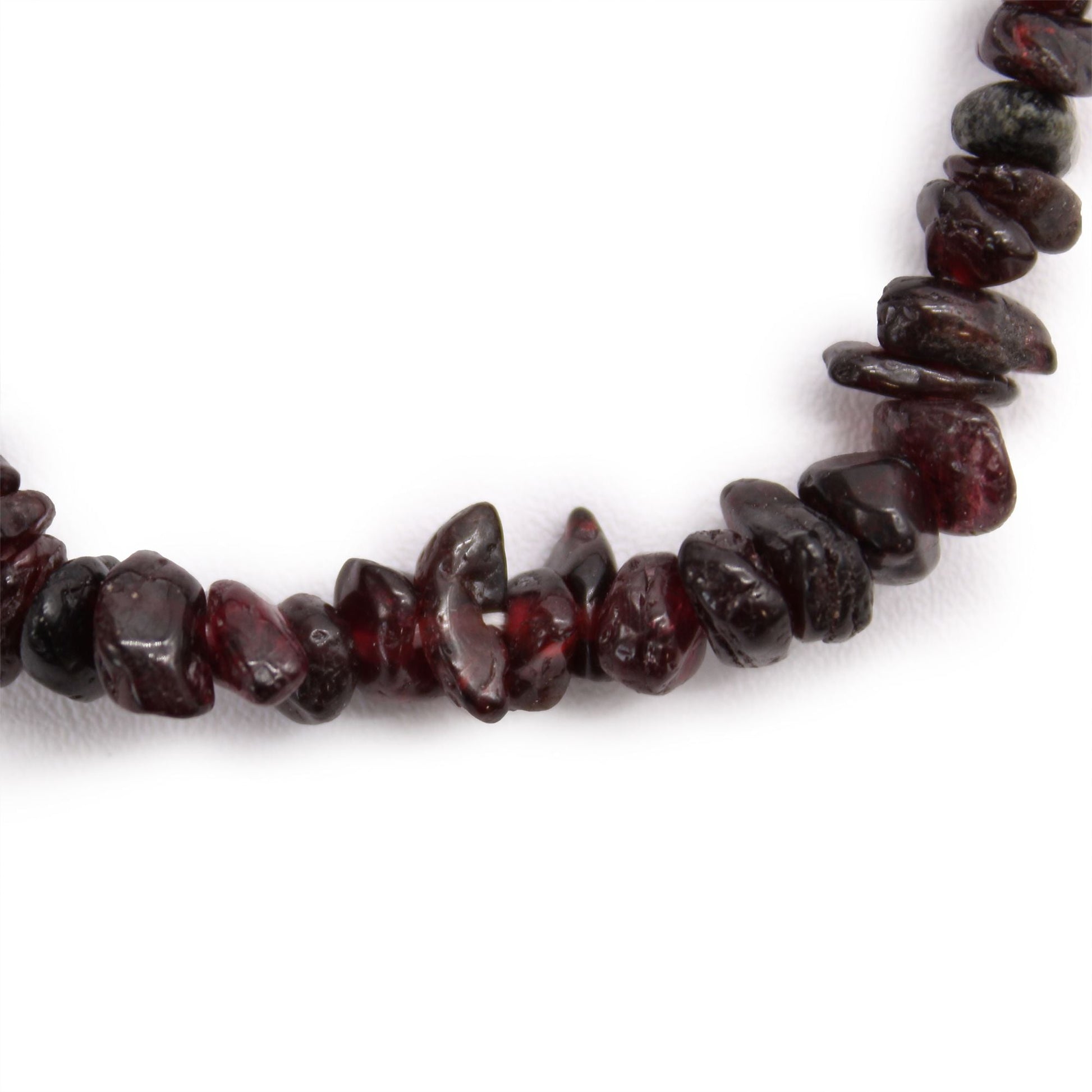 Alt Tag: Blood Garnet Chipstone-armband närbild av naturliga, djupröda granat-chip, detalj av organiskt pärlat smycke på vit bakgrund