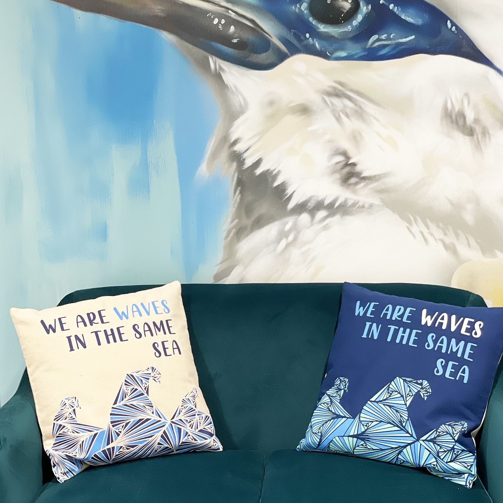 Alt Tag: Blått kuddfodral i bomull med Poem – 45x45 CM med citatet ”We Are Waves”, handgjort kuddfodral i 100 % bomull på soffa