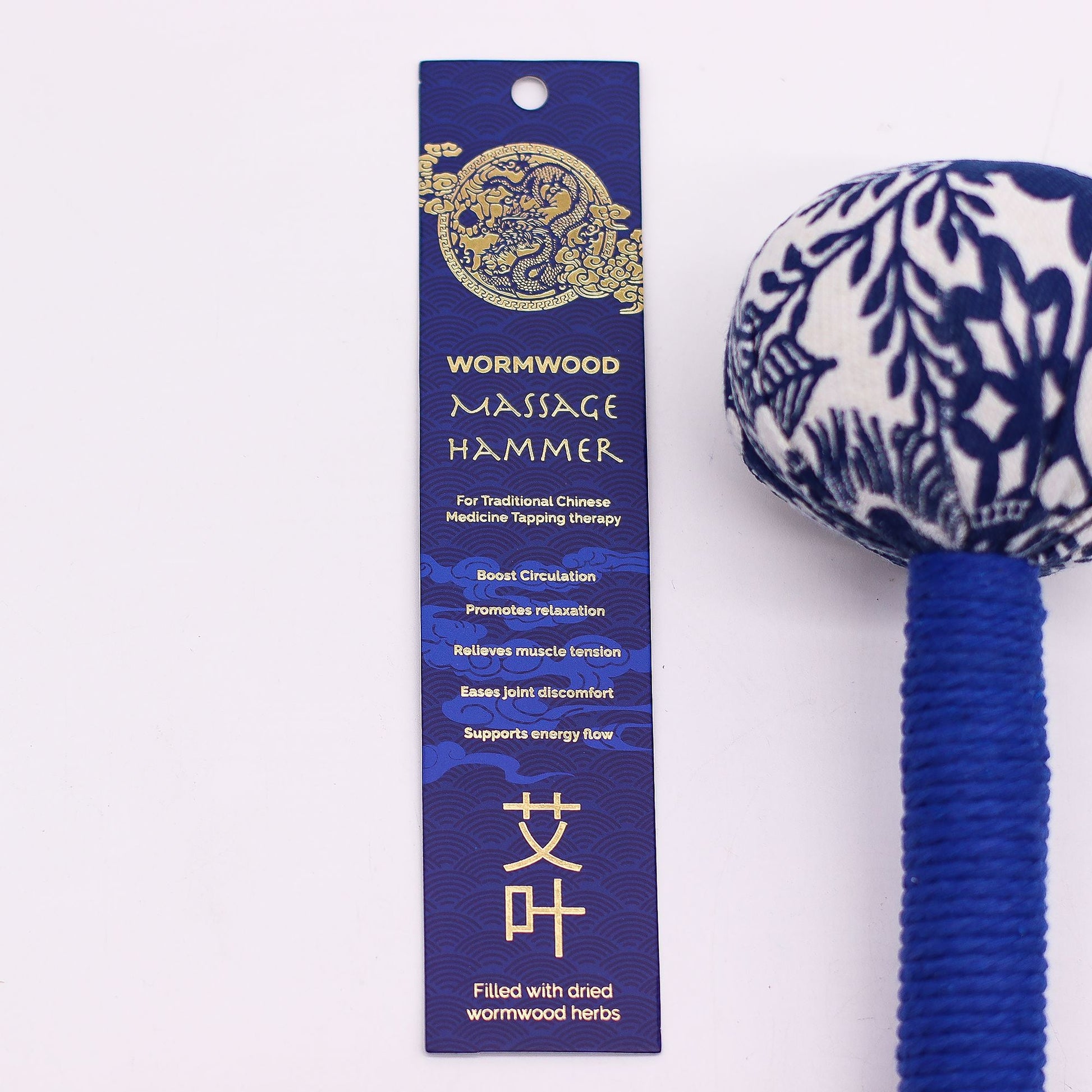 Martillo de masaje de ajenjo azul – herramienta de madera con mango azul y etiqueta con relleno de hierba de ajenjo; martillo de masaje de golpeteo de madera