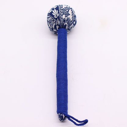Martillo de masaje de ajenjo azul – Herramienta de madera con mango envuelto en azul y cabeza de tela floral, accesorio ligero de masaje de percusión