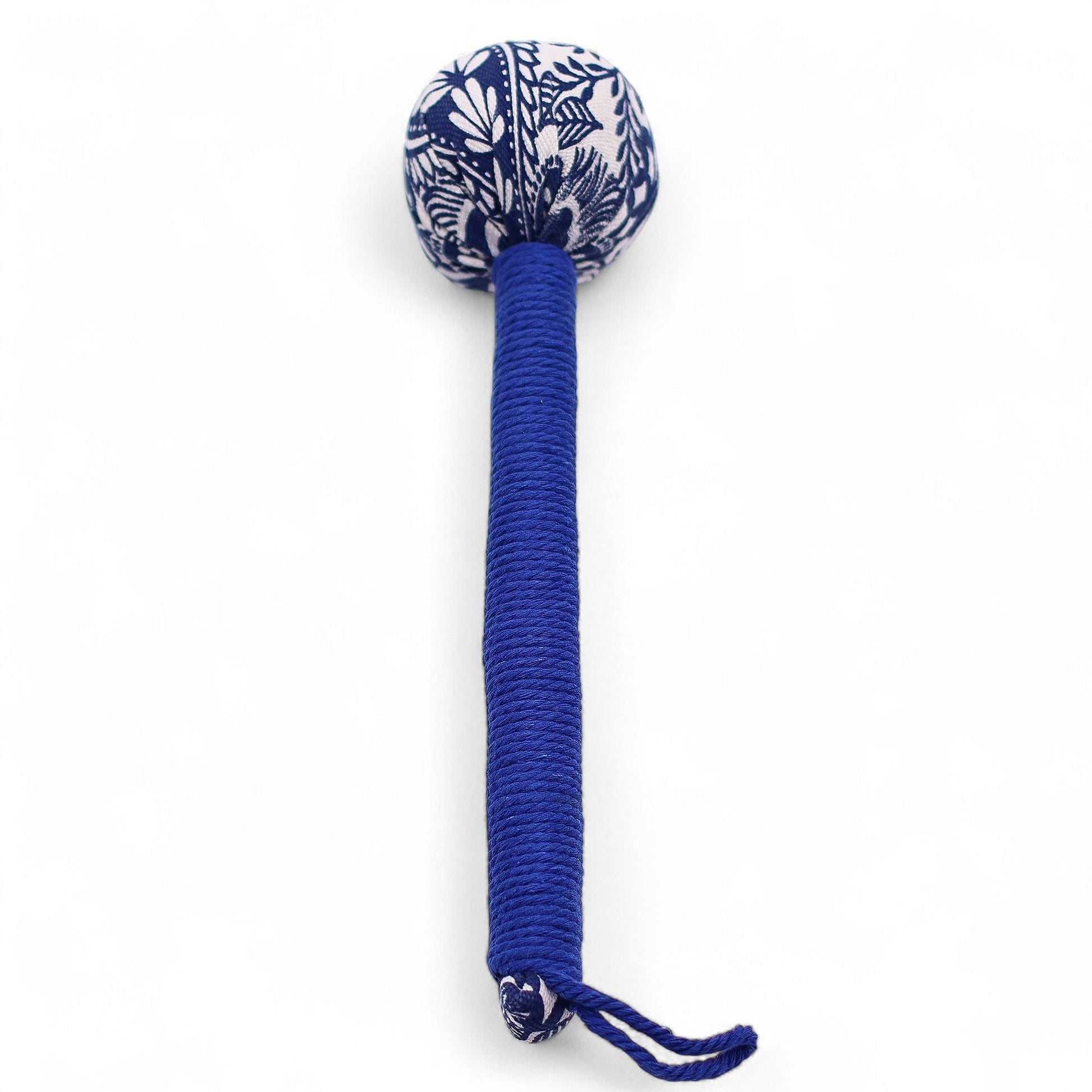 Martillo de masaje Blue Wormwood – herramienta de madera con mango envuelto en azul y cabeza con diseño, herramienta ligera de masaje por percusión