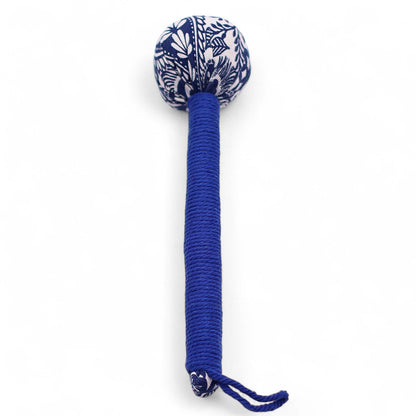 Martillo de masaje Blue Wormwood – herramienta de madera con mango envuelto en azul y cabeza con diseño, herramienta ligera de masaje por percusión