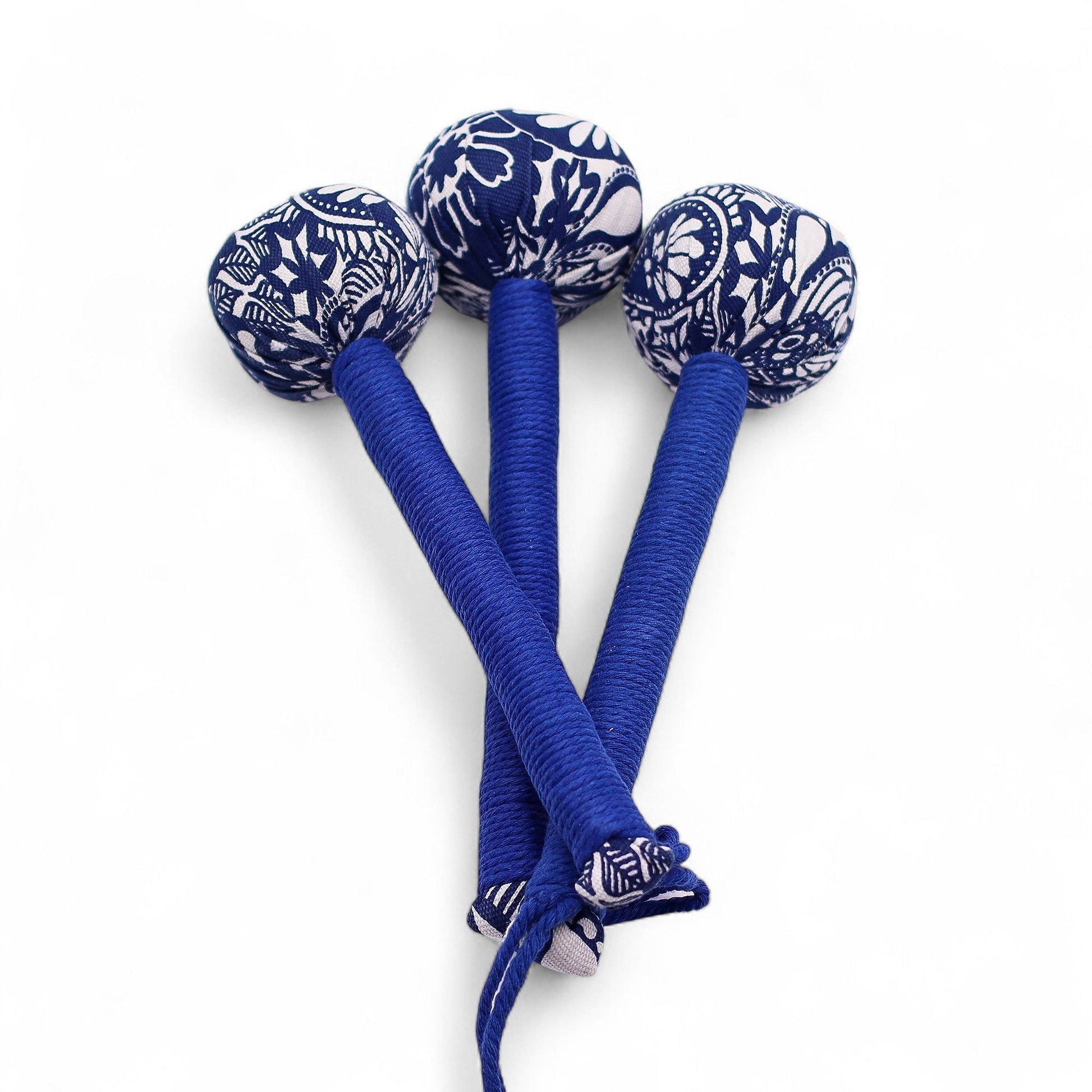 Alt Tag: Martillo de masaje de ajenjo azul – herramienta de madera, martillo de masaje para golpeteo azul y blanco relleno de hierbas, con cabeza estampada y mango envuelto
