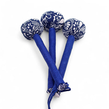 Alt Tag: Martillo de masaje de ajenjo azul – herramienta de madera, martillo de masaje para golpeteo azul y blanco relleno de hierbas, con cabeza estampada y mango envuelto