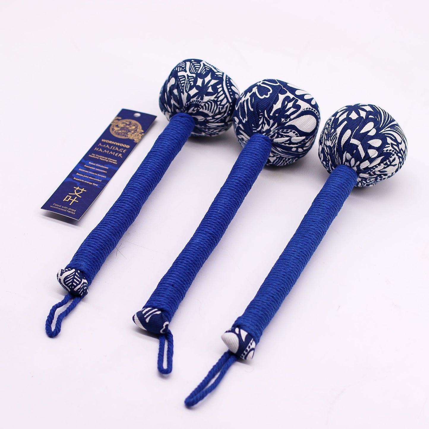 Martillo de masaje de ajenjo azul – herramienta de madera, mango envuelto con cordón azul y cabeza de tela estampada para masaje de percusión, ligero