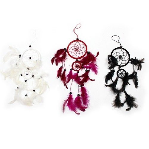 Alt Tag: Boho Bali Dream Catcher – Medium rund 30 CM i svart, vitt och rött, 30 cm rund handgjord stil med fjädrar och pärlor