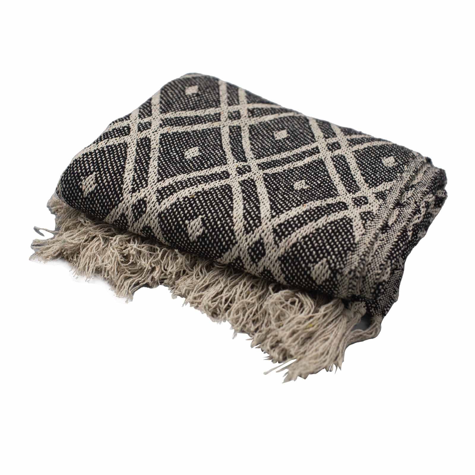 Alt Tag: Boho Comfort Throw – Black & Beige Regency manta boho de algodón tejida a mano en negro y beige con patrón geométrico y flecos