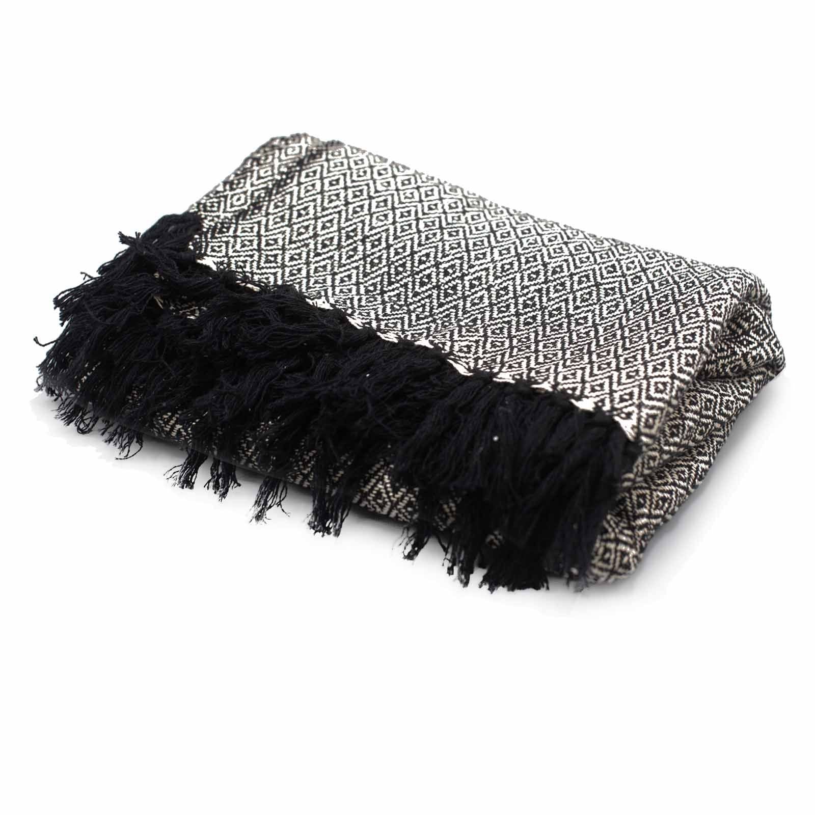 Alt Tag: Boho Comfort Throw – Handvävd pläd i bomull i kolgrått, vikt med bohotextur, geometriskt vävmönster och svarta fransade kanter