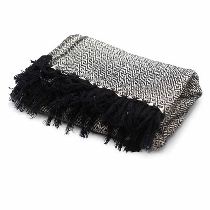 Alt Tag: Boho Comfort Throw – Handvävd pläd i bomull i kolgrått, vikt med bohotextur, geometriskt vävmönster och svarta fransade kanter