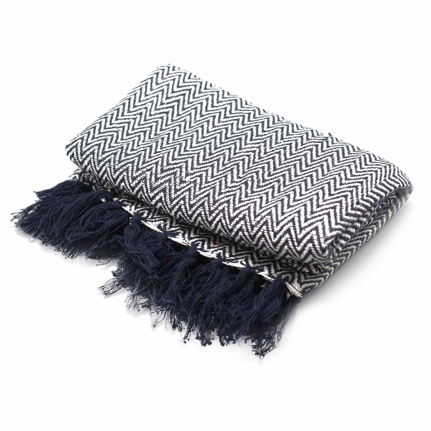 Boho Comfort-pläd – handvävd pläd i bomull med marinblått sicksackmönster och tofsar, vikt mot vit bakgrund