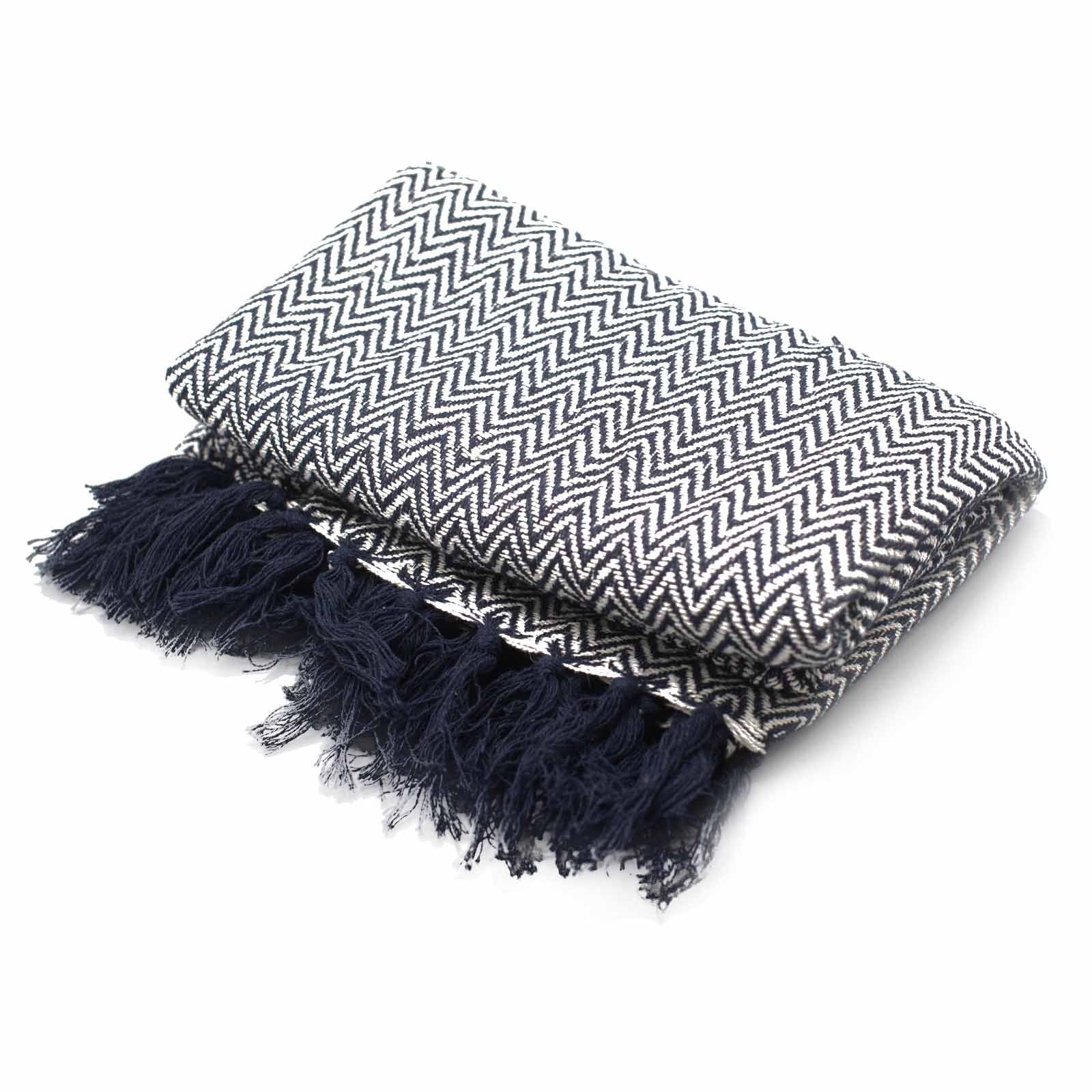 Boho Comfort-pläd – handvävd pläd i bomull med marinblått sicksackmönster och tofsar, vikt mot vit bakgrund