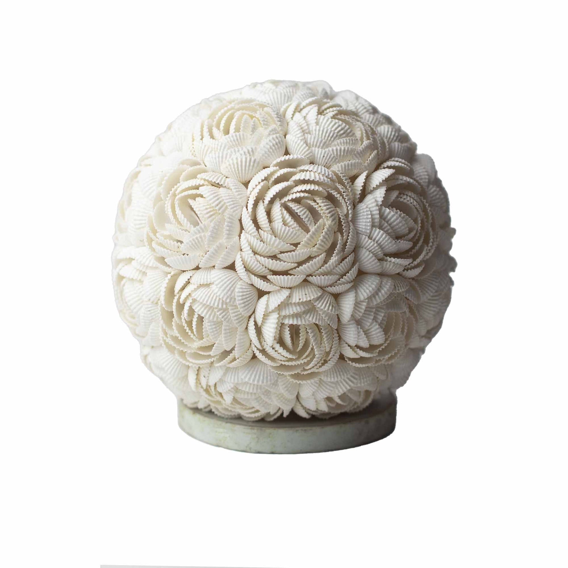 Boho Sea Shell Lamp – Rose Globe (15 CM), lámpara artesanal de conchas marinas en esfera tipo rosa con luz ambiental, vista frontal