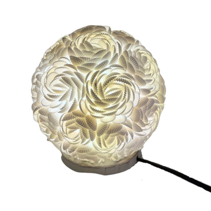 Boho Sea Shell Lamp – Rose Globe (20 CM) lámpara de mesa artesanal con conchas marinas en forma de rosa, luz ambiental cálida