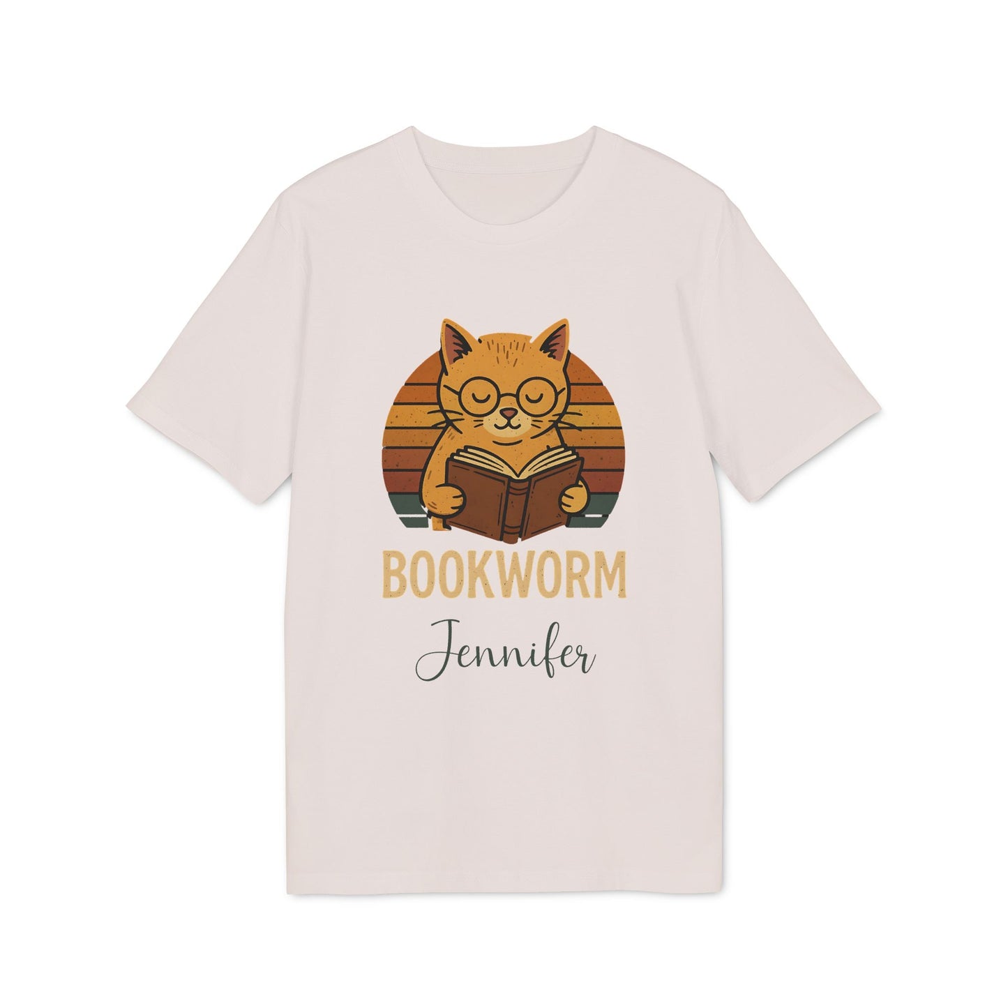 Alt Tag: Bookworm Femenine Personalized Premium Unisex T-Shirt color beige con gato lector, texto “BOOKWORM” y nombre personalizado “Jennifer”