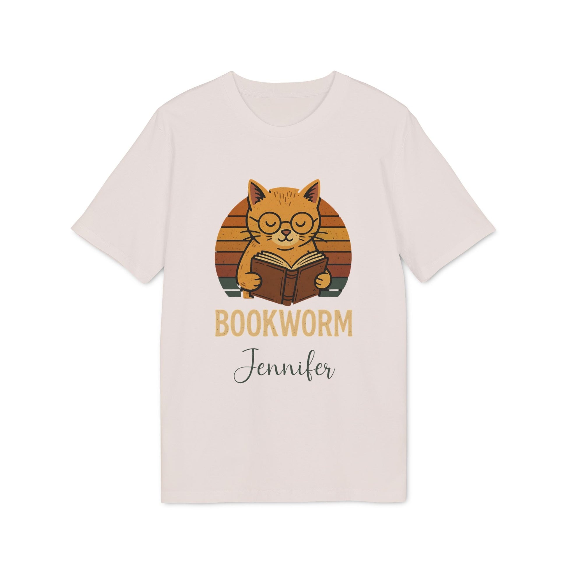 Alt Tag: Bookworm Femenine Personalized Premium Unisex T-Shirt color beige con gato lector, texto “BOOKWORM” y nombre personalizado “Jennifer”