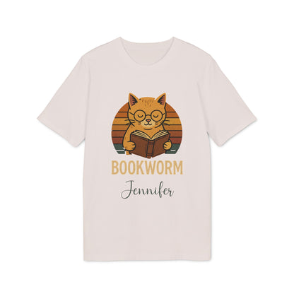 Alt Tag: Bookworm Femenine Personalized Premium Unisex T-Shirt color beige con gato lector, texto “BOOKWORM” y nombre personalizado “Jennifer”